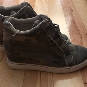 Camo wedge tennis shoe